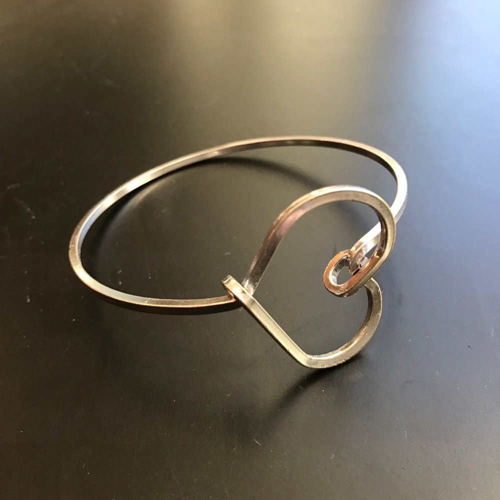 🛑 NOT FOR SALE: Metal heart bangle
